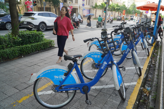 Trạm xe đạp công cộng trên đường Lê Thánh Tôn (quận 1 cũ) vắng người thuê, cuối tháng 9/2025. Ảnh: Giang Anh