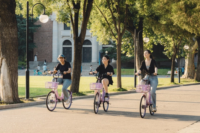Khuôn viên Đại học Thanh Hoa, Trung Quốc, giữa tháng 9. Ảnh: Tsinghua University Fanpage