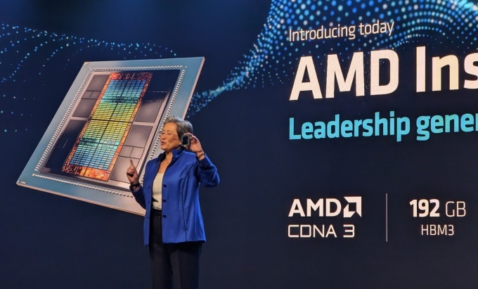 CEO AMD Lisa Su giới thiệu MI300X tại sự kiện ngày 13/6 ở San Francisco. Ảnh:Servethehome
