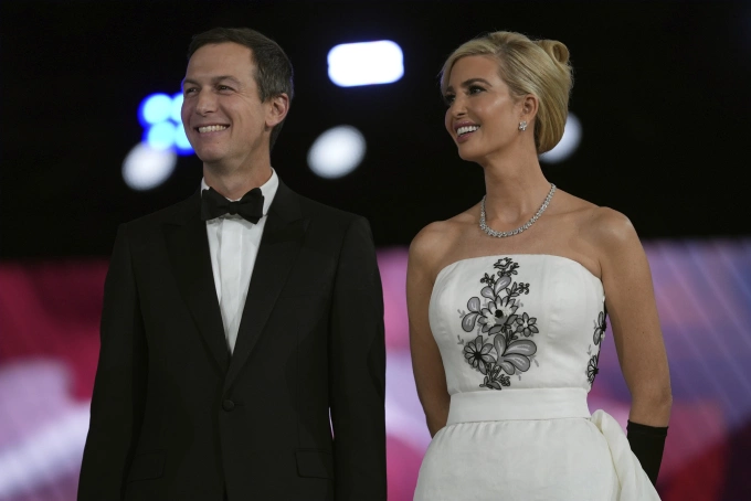 Jared Kushner cùng vợ Ivanka Trump trong sự kiện mừng Tổng thống Donald Trump nhậm chức tại Washington ngày 20/1. Ảnh: AP