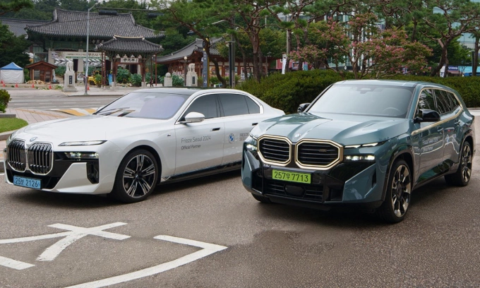 BMW i7 xDrive50 (trái) và XM tại Hàn Quốc.