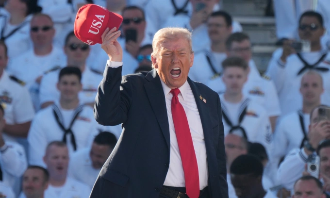 Tổng thống Mỹ Donald Trump phát biểu tại căn cứ Norfolk hôm 5/10. Ảnh: AP