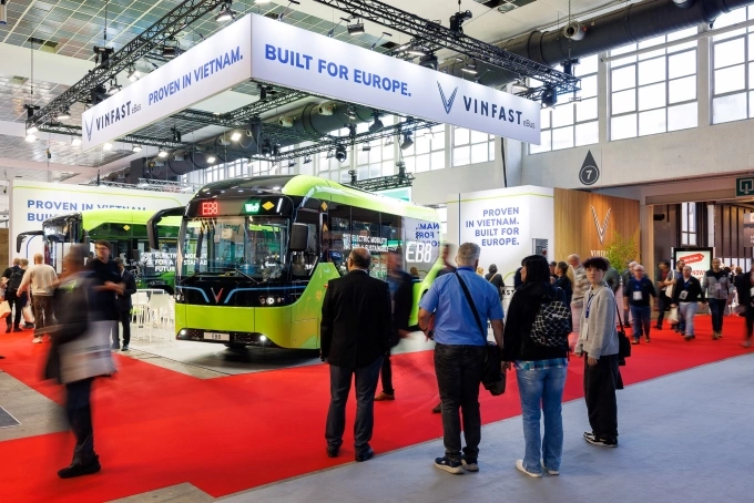 Hai mẫu bus điện trưng bày tại triển lãm. Ảnh: VinFast