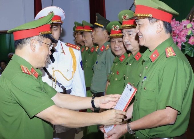 Thứ trưởng Công an Nguyễn Văn Long (trái) khen thưởng các cá nhân, đơn vị đã tham gia phá án. Ảnh: Công an Đồng Nai