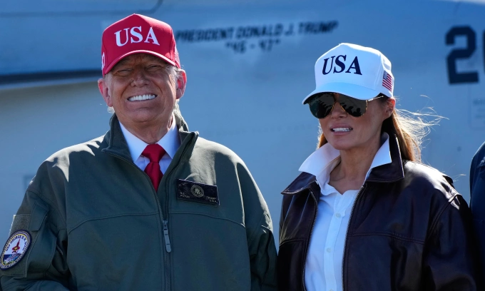 Tổng thống Trump và đệ nhất phu nhân Melania tại căn cứ Norfolk hôm 5/10. Ảnh: AP