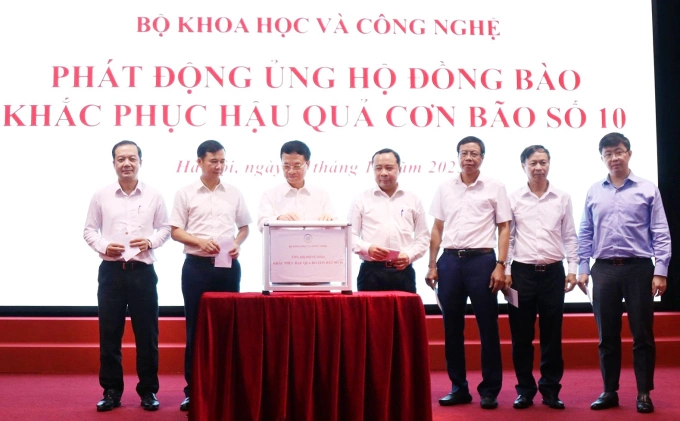Lãnh đạo Bộ Khoa học và Công nghệ quyên góp, ủng hộ đồng bào khắc phục hậu quả bão Bualoi. Ảnh: Doãn Mạnh