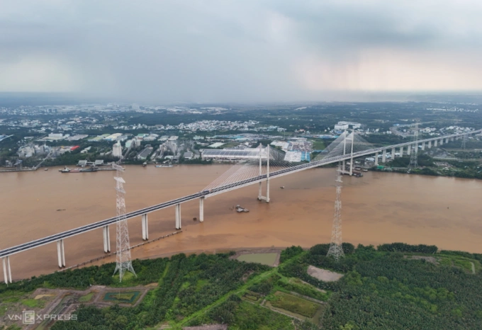 Cầu Bình Khánh trên cao tốc Bến Lức - Long Thành cơ bản hoàn thành sau 10 năm, nối Nhà Bè và Cần Giờ qua sông Soài Rạp, vốn hơn 2.800 tỷ đồng. Ảnh: Quỳnh Trần