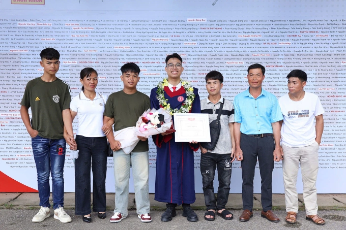 Huy bên gia đình trong ngày tốt nghiệp. Ảnh: Nhân vật cung cấp