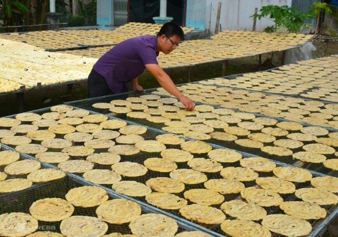 Anh Thanh kiểm tra chuối khô. Ảnh: Chúc Ly