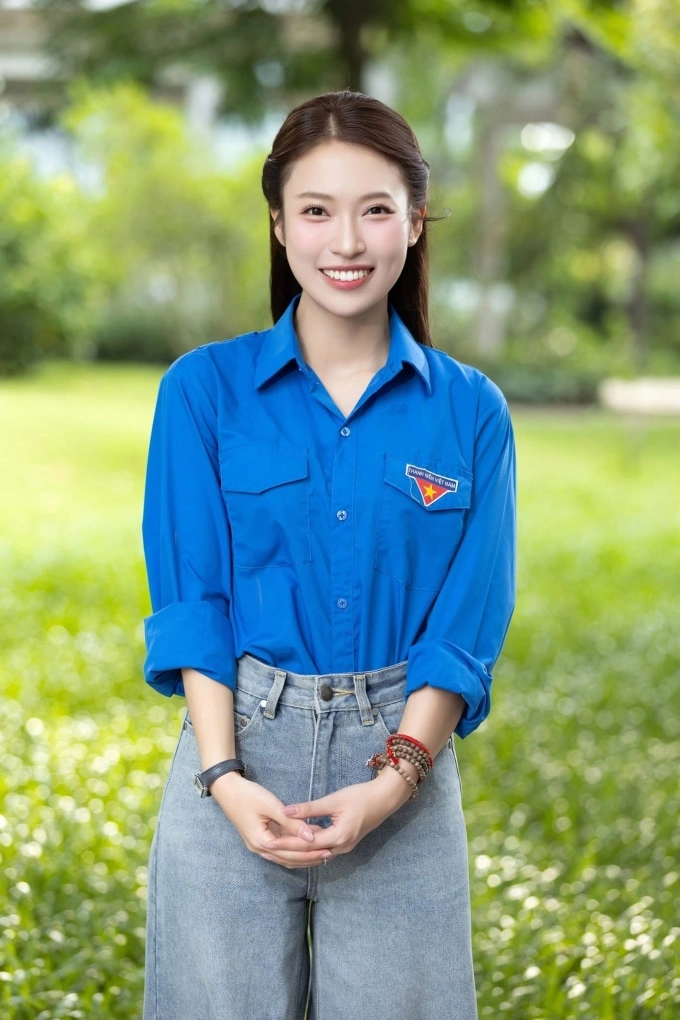 Song song công việc MC, Khánh Vy duy trì kênh YouTube và các nền tảng mạng xã hội, chia sẻ kinh nghiệm học tập, ngoại ngữ và cuộc sống thường nhật. Ảnh: NVCC
