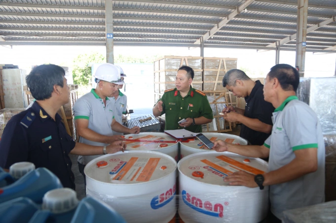 Lực lượng chức năng kiểm tra hàng hóa trên các container của nhóm buôn lậu. Ảnh: Công an cung cấp