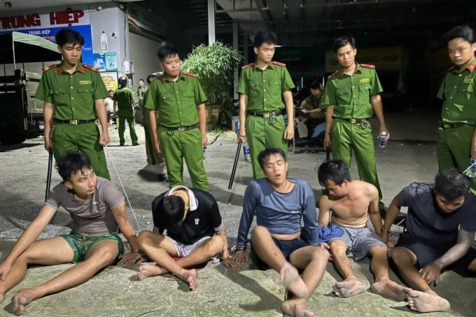 Các học viên cai nghiện bị đưa trở lại cơ sở. Ảnh: Công an An Giang