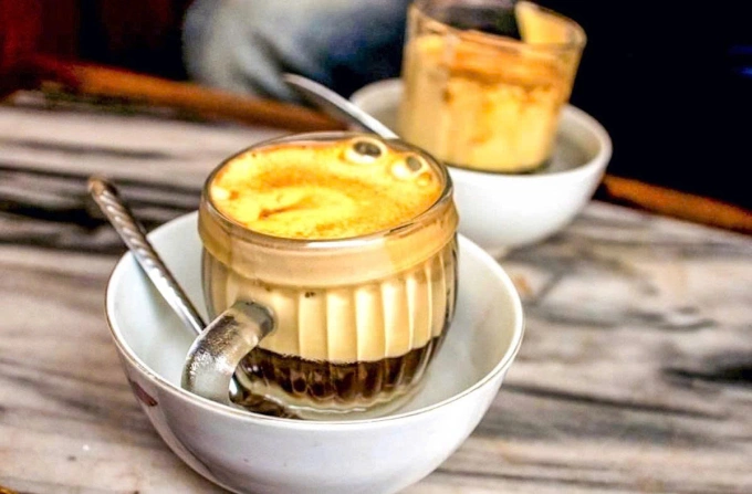 Cốc cà phê trứng: Lê Liên