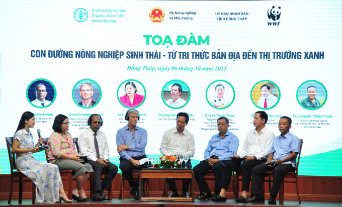 Đại diện các tổ chức quốc tế, các chuyên gia của bộ, địa phương, hợp tác xã tại buổi tọa đàm cuối hội thảo. Ảnh: Ngọc Tài