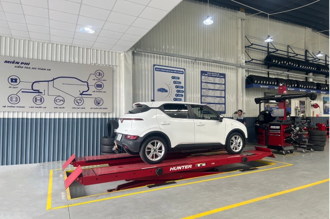 Kiểm tra một mẫu xe điện tại trung tâm Michelin Car Service. Ảnh: Michelin
