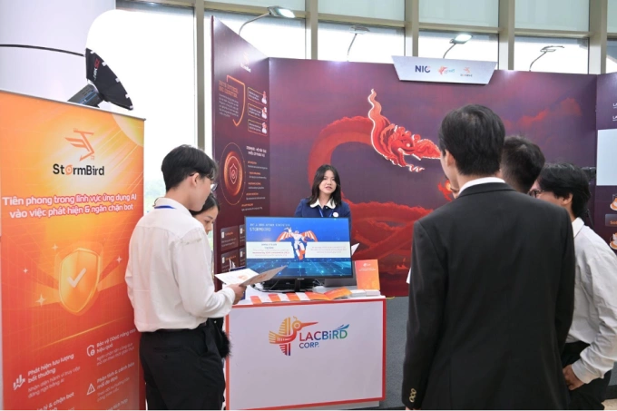 Trình diễn khả năng bảo vệ của Stormbird trước những cuộc tấn công mạng tại triển lãm. Ảnh: Lacbird