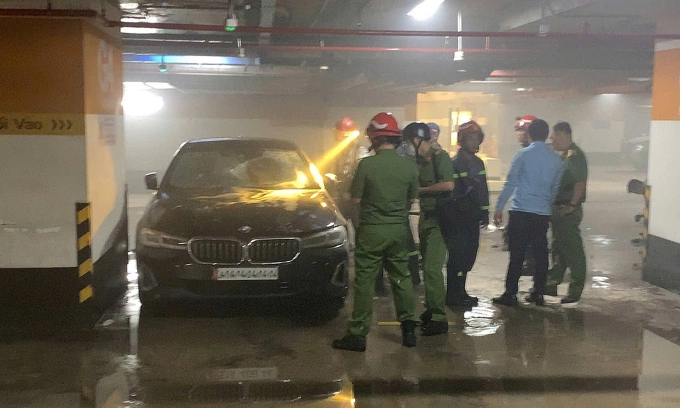 Lực lượng Cảnh sát PCCC có mặt tại hiện trường xử lý sự cố. Ảnh: Đình Văn
