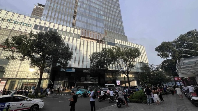 Đông người dân tập trung khu vực ngoài trung tâm thương mại Takashimaya, chiều 7/10. Ảnh: Minh Hoàng