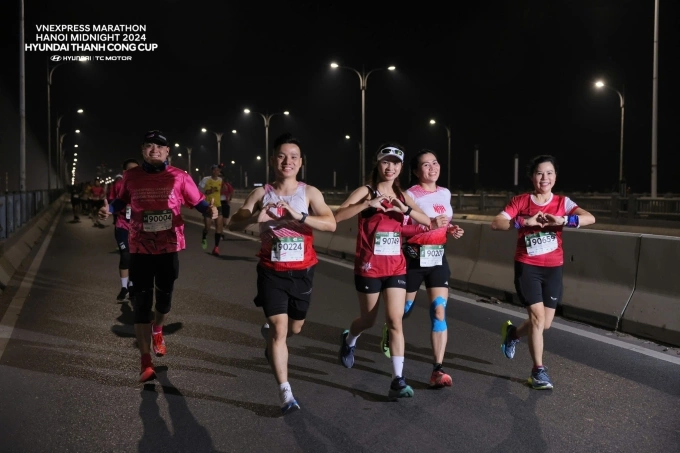 Runner tham gia giải chạy đêm VnExpress Marathon Hà Nội Midnight 2024. Ảnh: VnExpress Marathon