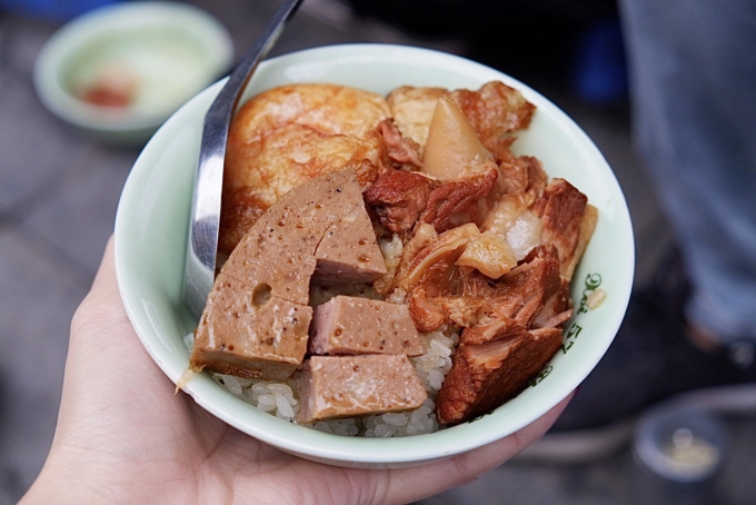Xôi là món ăn phổ biến với du khách muốn thưởng thức ẩm thực đường phố Hà Nội. Ảnh: Lan Hương