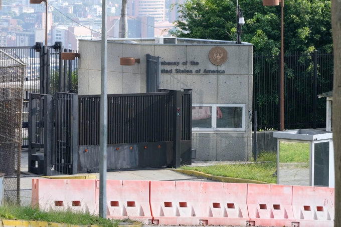 Quang cảnh bên ngoài đại sứ quán Mỹ tại Caracas, Venezuela, ngày 6/10. Ảnh: AP