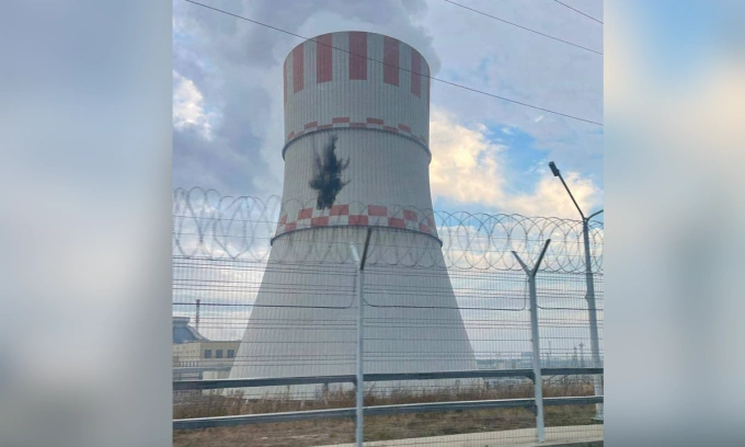 Vết đen được cho là trên tháp làm mát của nhà máy điện hạt nhân Novovoronezh hôm 7/10. Ảnh: X/MilitaryNewsUA