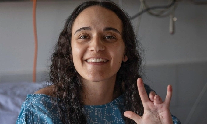 Emily Damari chuẩn bị trải qua cuộc phẫu thuật bàn tay trái tại Trung tâm Y tế Sheba hồi tháng ba. Ảnh: Times of Israel