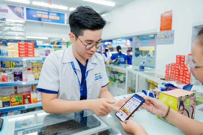 Trình dược viên sử dụng SalesMate để cung cấp thông tin sản phẩm chính xác hơn. Ảnh: FPT