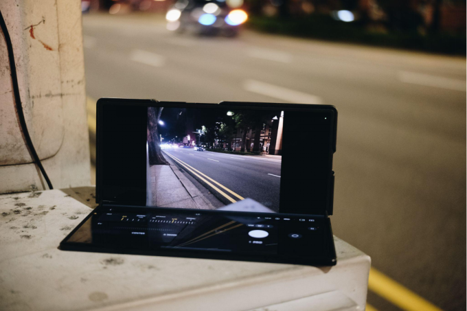 Tính năng Flex Mode giúp người dùng ghi lại ảnh, video khi du lịch một mình. Ảnh: Samsung
