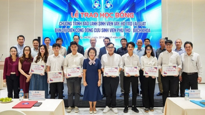 Lê trao học bổng chương trình bảo lãnh sinh viên vay, hỗ trợ lãi suất Ảnh: Trường đại học Bách khoa