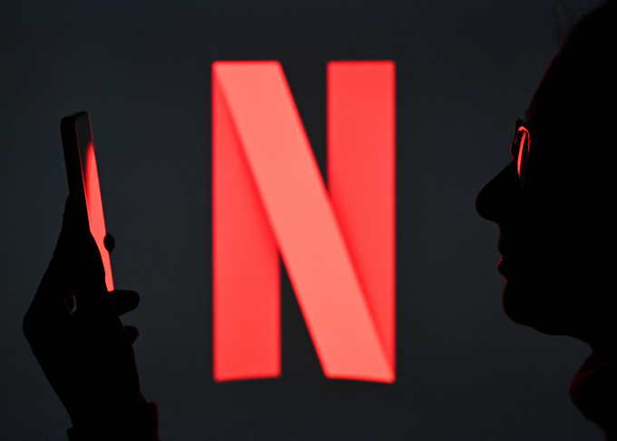 Logo Netflix hiển thị trên màn chiếu. Ảnh: AFP