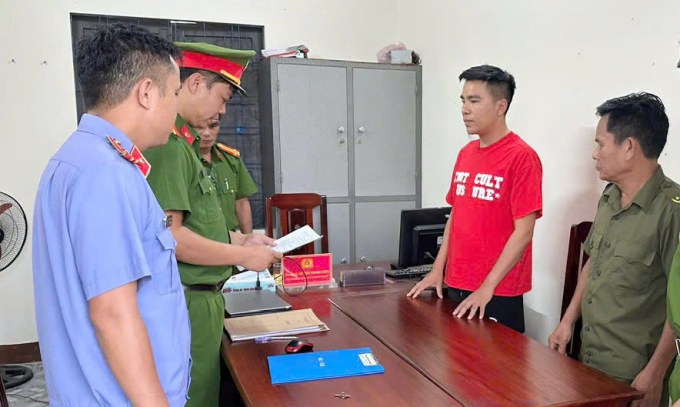Cơ quan điều tra đọc lệnh bắt Mai Văn Dưỡng, chiều 10/4. Ảnh: Công an Quảng Nam