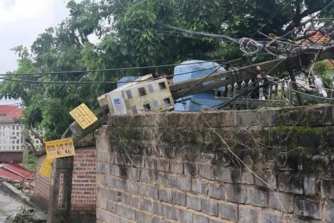 Cột điện ở tổ dân phố Tường bị gãy gập. Ảnh: Xuân Hoa