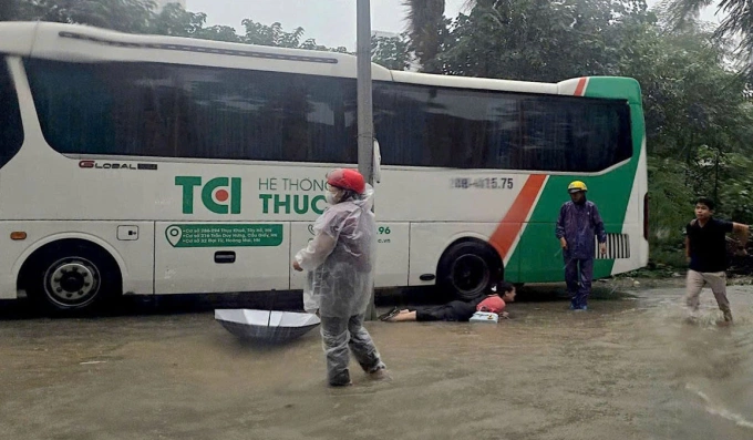Người phụ nữ ngã sấp gần cột đèn chiếu sáng, nghi do rò rỉ điện. Ảnh: CACC