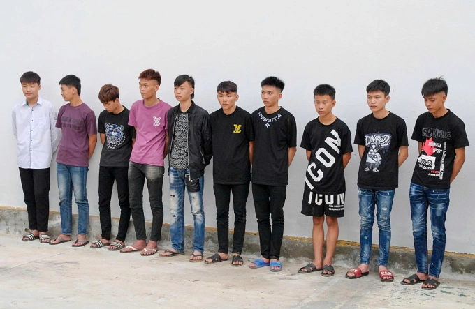 Một số thanh thiếu thiên tại cơ quan điều tra. Ảnh: Hòa Vang