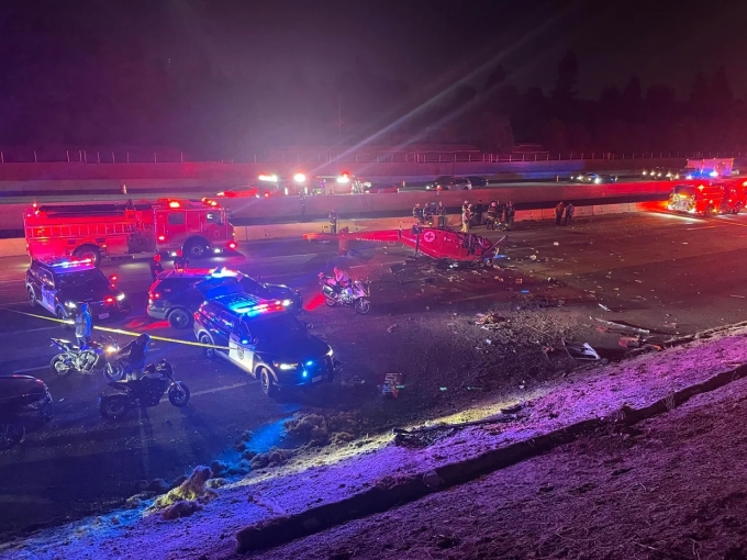 Chiếc trực thăng bị lật trên cao tốc thành phố Sacramento. Ảnh: CBS News