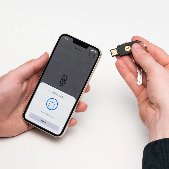 YubiKey có thể bảo vệ tài khoản trên cả máy tính và điện thoại. Ảnh: Yubico