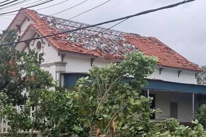 Mái nhà người dân ở phường Chu Văn An bị giông lốc thổi bay, sáng 7/10. Ảnh: Xuân Hoa