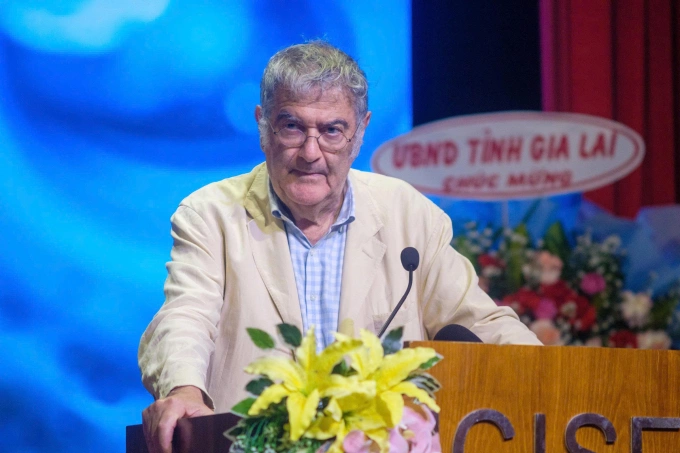 GS Serge Haroche phát biểu khai mạc Hội thảo quốc tế. Ảnh: ICISE