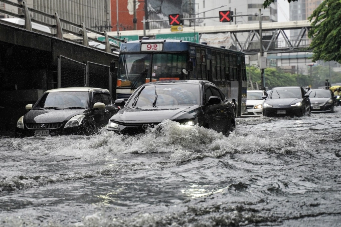 Các phương tiện di chuyển qua đoạn đường ngập nước ở Bangkok, Thái Lan, ngày 4/10. Ảnh: Reuters