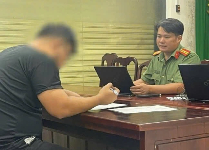 Nam thanh niên bị lập biên bản. Ảnh: Thái Hà