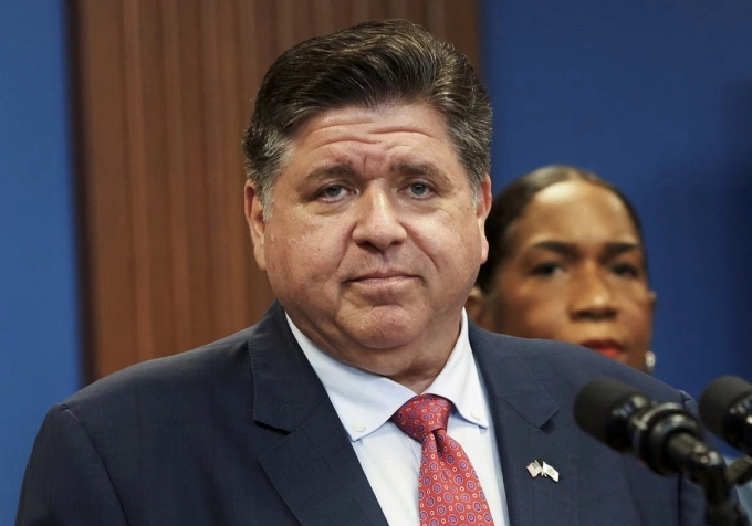 Thống đốc Illinois JB Pritzker phát biểu tại Chicago hồi tháng 9. Ảnh: Reuters