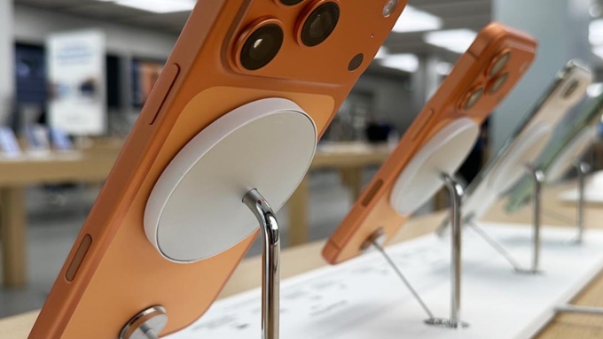 Vòng silicon mới được gắn trên sạc MagSafe tại Apple Store. Ảnh: Consomac
