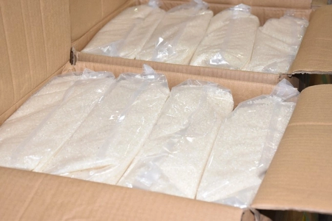 Gạo xuất xứ Việt Nam ngụy trang trong các thùng carton nhãn đậu xanh tại Osaka, Nhật Bản, ngày 8/8. Ảnh: Asahi