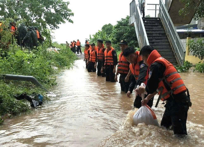 Công an Thái Nguyên gia cố đê sông Cầu. Ảnh: Công an Thái Nguyên