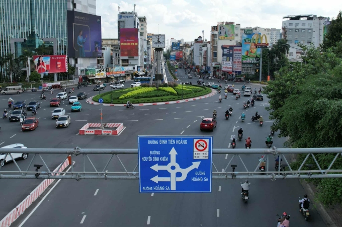 Camera AI gắn trên giá long môn để giám sát trước vòng xoay Điện Biên Phủ (quận 1 cũ). Ảnh: Đình Văn