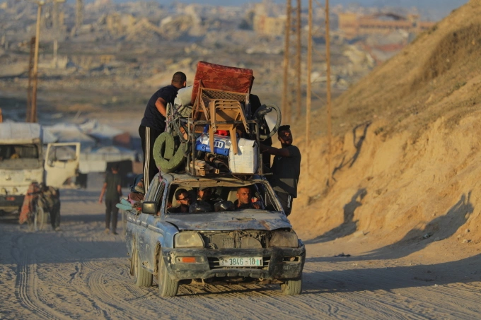 Người Palestine sơ tán khỏi miền bắc Gaza ngày 30/9. Ảnh: AFP