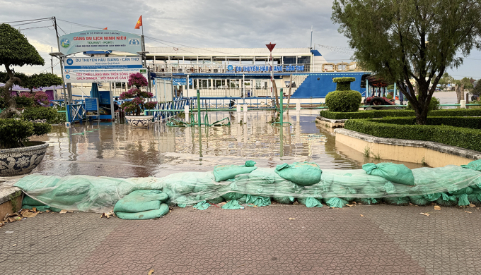 Chính quyền địa phương dùng bao cát chắn nước triều cường tràn vào bến Ninh Kiều. Ảnh: An Bình