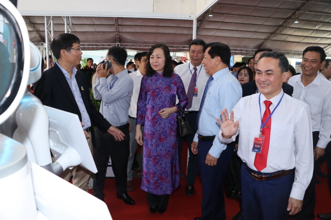 Đại biểu tham quan gian hàng công nghệ tại