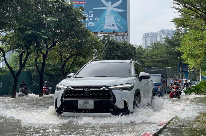 Điểm ngập ở phố Trần Thái Tông, trước cổng trụ sở UBND phường Cầu Giấy không nằm trong thống kê sáng nay của Công ty Thoát nước Hà Nội. Ảnh: Phạm Dự